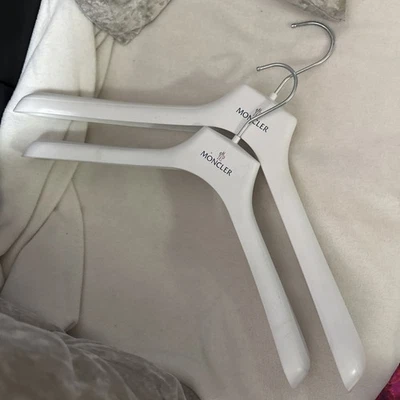 Original Moncler Designer Mantel Jacke Kleiderbügel weiß Haken 15 cm  - Bild 1 von 4