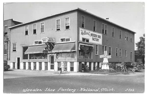 Antigua postal RPPC de Holland, MI Michigan, fábrica de zapatos de madera - Imagen 1 de 2