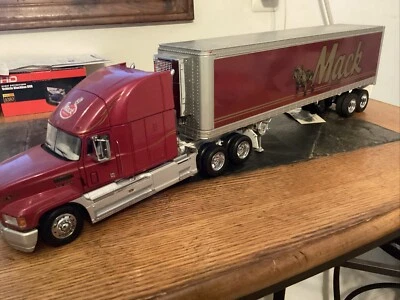 FRANKLIN MINT MACK RED E9-500 TRUCK  REFRIGERATED TRAILER 1:32  NO BOX. VGC. - Image 1 of 4