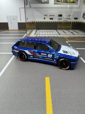 Intercambio de ruedas y neumáticos Hot Wheels BMW M3 Wagon azul PERSONALIZADO Foto 1 de 4