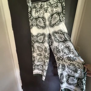 Ann Taylor Wide Leg Pull On Pants - Size Medium Petite - White & Green Paisley - Picture 1 of 7