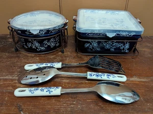 Temp-tations Ofengeschirr blau Blumen Spitze Tara 7" rund 8" quadratisch mit Metallkörben - Bild 1 von 17