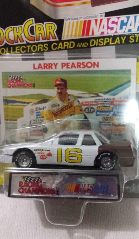 Larry Pearson Racing Champions 1:64 NASCAR #16 coche blanco, tarjeta y soporte 1990 Foto 1 de 4