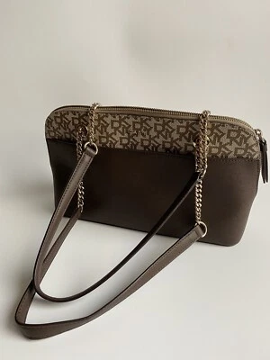 "Cartera mediana de hombro cadena con cremallera superior marrón con logotipo de diseñador DKNY 12"" L X 7"" H" Foto 1 de 4