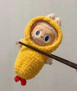 Costume da sushi Tempura Labubu all'uncinetto fatto a mano | Costume da gamberetti Kawaii per Labubu - Foto 1 di 9