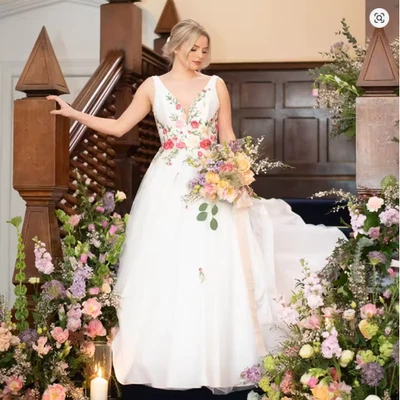 Vestidos de novia florales coloridos con hombros descubiertos mangas hinchadas espalda baja vestido de novia  Foto 1 de 4