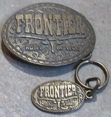 LOTE de 2 llaveros de colección Frontier hebilla de cinturón de latón macizo hotel y casino Old Las Vegas Foto 1 de 4