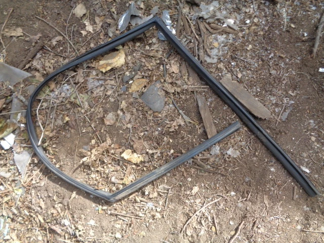 Mazda 626 1999 puerta trasera ventana vidrio canal de funcionamiento sello de goma lado derecho OEM Foto 1 de 1