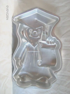 WILTON ORGULLOSA FORMA DE GRADUADO PASTEL DE ALUMINIO PAN 2105-1800 Graduación Niño Niña - Imagen 1 de 3