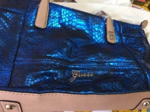 Sac à main GUESS ECAILLES bleu électrique, neuf, étiqueté valeur 95€ - Picture 1 of 5