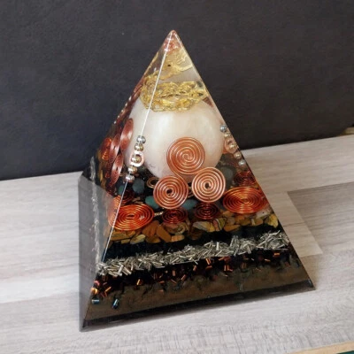 Orgonit Pyramide 15cm, mit Triskelen und Spiralen (A29) | Edelstein Deko Orgon - Bild 1 von 4