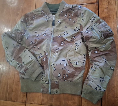 Jaqueta de Voo ALPHA INDUSTRIES MA-1 Bombardeiro Reversível Chocolate Digi Camuflagem Pequena - Imagem 1 de 4