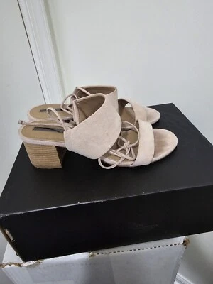 Sandalias de tacón Tahari de gamuza de cuero para mujer talla 7,5 M beige con cordón en el tacón Foto 1 de 4