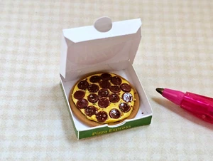 Pizza Pepperoni IM/TS realista miniatura con caja (1" cuadrada) - CASA DE MUÑECAS 1:12 - Imagen 1 de 3