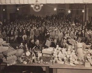 1930s Auditorium Christmas Party Group Portrait Toys Prizes Children Crowd - Picture 1 of 3