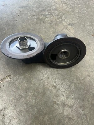 R101234 约翰迪尔 5300 滤油器适配器 — 第 1/2 张图片