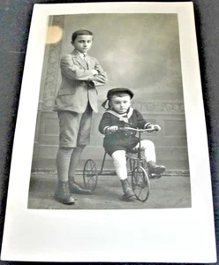 Fratello maggiore che trasporta fratello minore - cartolina fotografica reale - RPPC - scatola timbro - anni '30. - Foto 1 di 2