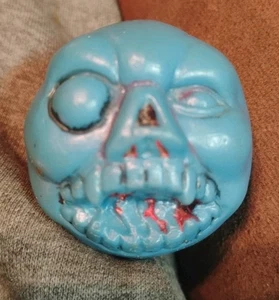 Vintage 1980er hohler Kunststoff blau verrückter Ball China KO Kaugummipreis - SPUK Vampir - Bild 1 von 2