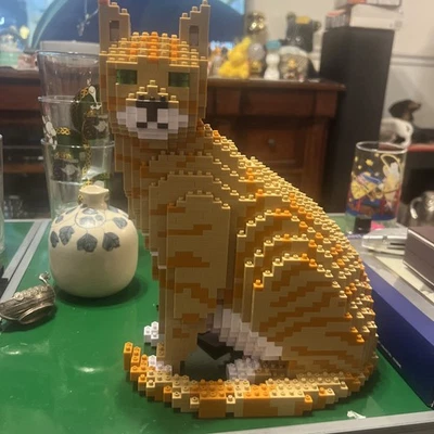 Blocos de construção JEKCA gato laranja com olhos verdes MONTADOS seminovos 11" - Imagem 1 de 4