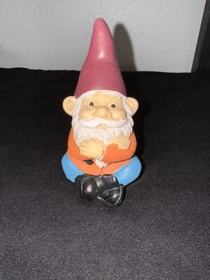 Mini estatuilla de gnomo de jardín de 4,5 pulgadas de alto. Pantalón Camisa Naranja Azul. Usado. Foto 1 de 4
