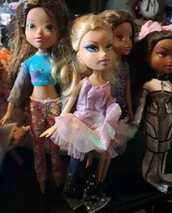 Lot Of 5 Assorted Bratz Dolls Some Vintage And 26 Piece Set Of Clothing 2 Purses - Picture 1 of 18