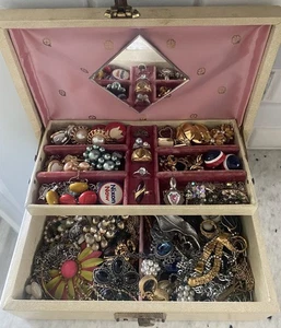 Vintage Estate Jewelry Box Lot Rings Bracelets Necklaces Brooches Pins Earrings - Picture 1 of 8