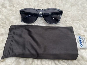 VINTAGE OAKLEY WOMANS SUNGLASSES W CASE PREOWNED - Picture 1 of 7