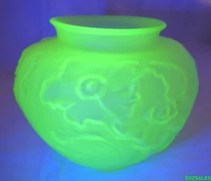 Art Glass Vaseline Poppy Flower Foral Centerpiece Glass Bowl - Picture 1 of 9