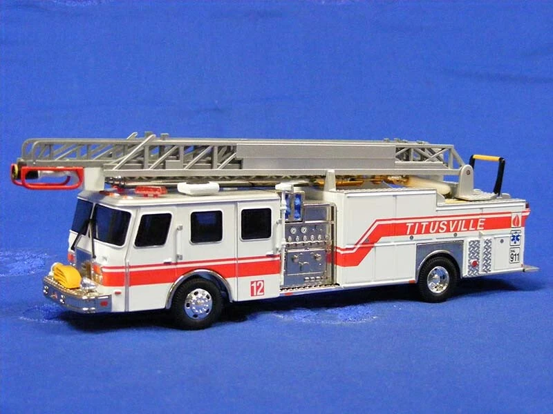 Escalera de bomberos Corgi 54904 E-ONE 75' TITUSVILLE, FL 1/50 nueva sin usar, en caja Foto 1 de 1