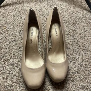 Madden Girl Getta Slip On Stiletto Pump Heel Nude Beige Patent Leather Size 6.5 - Picture 1 of 4