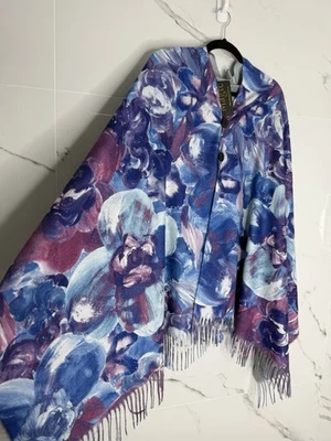 Mantón reversible con botones estampado de arte floral The Magic Scarf Company para mujer Foto 1 de 4