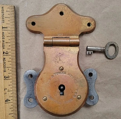 ANTIGUA CERRADURA DE BAÚL Y LLAVE DE LATÓN Yale & Towne, cofre, piezas de herrajes vintage raras Foto 1 de 4