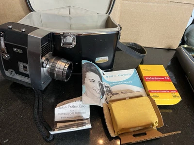 Cámara Bell & Howell Zoomatic Perpetua Electric Eye Director Series 8 mm + Trípode Foto 1 de 4