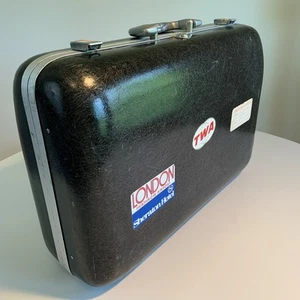 Estuche de vuelo de piloto de fibra de vidrio TWA de colección Koch CA. Maletín Maleta Negra Años 60 - Imagen 1 de 24