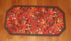 NEU Uniq Handarbeit gesteppt Tischläufer Herbst Herbst Blätter 13x25 Rechteck - Bild 1 von 4