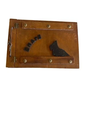 Álbum de fotos vintage de madera hecho a mano con páginas negras y cierre a presión Foto 1 de 4