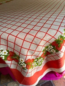 Nappe  vintage en pur lin décor fraises et à carreaux  168 cm x 140 cm - Picture 1 of 7