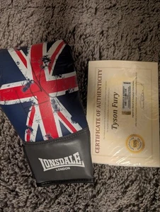 signierten Boxhandschuh von Tyson Fury mit Zertifikat - Bild 1 von 5