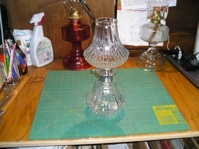 Lámpara de aceite vintage de vidrio de cristal tallado diamante granjas - Austria - 13" de alto Foto 1 de 4