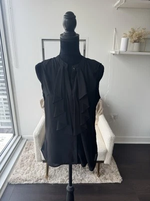 Blusa H&M Negra Botón Frontal Volantes Sin Mangas Talla Mediana Foto 1 de 4