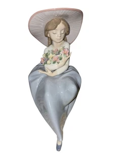 LLADRO FRAGANTE RAMO NIÑA #5862 SENTADO CON FLORES - Imagen 1 de 15