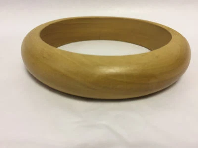 Brazalete redondeado fino de madera clara natural NewLook  Foto 1 de 4