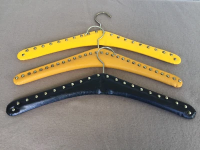 3 Kleiderbügel aus Kunstleder mit Nieten 60er Jahre - gelb schwarz Vintage Retro - Bild 1 von 4
