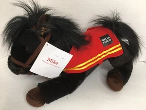 Mike A Legendary Wells Fargo Negro 14" Poni Peluche Animal Caballo 2016 - Imagen 1 de 7