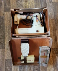 Máquina de coser eléctrica portátil Helvitica 405 de colección década de 1950 y accesorios - Imagen 1 de 10
