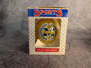 Universidad de Michigan Wolverines - Adorno de Navidad Serie Coleccionistas Deportivos - Imagen 1 de 6