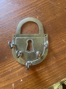 Porta llaves de latón de montaje en pared vintage en forma de cerradura 5 ganchos aprox 5' x 4" x 1 1/4 w - Imagen 1 de 3