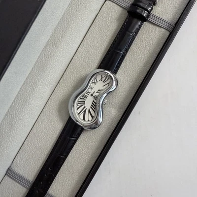 Reloj blando dorado inspirado en Exaequo con correa de cuero negro inspirado en Salvador Dalí Foto 1 de 4