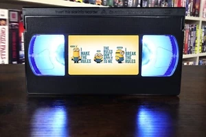 Minions VHS Lamp + Remote - Picture 1 of 2