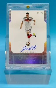 2015-16 Flawless Germany Mesut Özil Pitch Perfect Auto 8/25 Trikot Nummer ≈1/1 - Bild 1 von 2